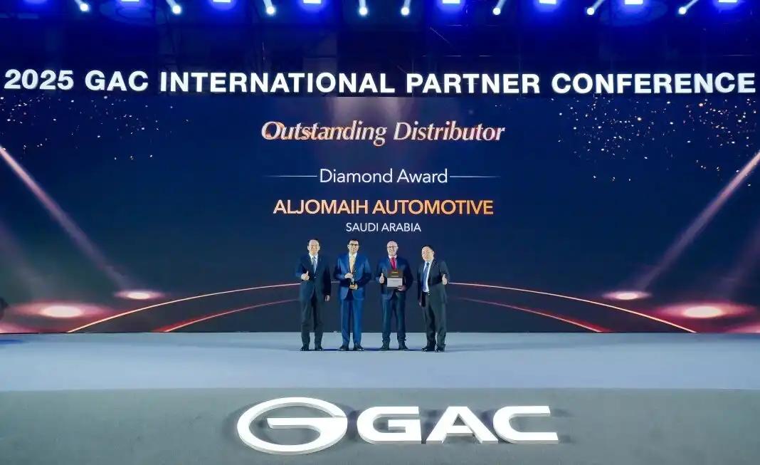 Feng Xingya and Wei Haigang Present "Outstanding Distributor - Diamond Award" to Saudi Arabia Distributor