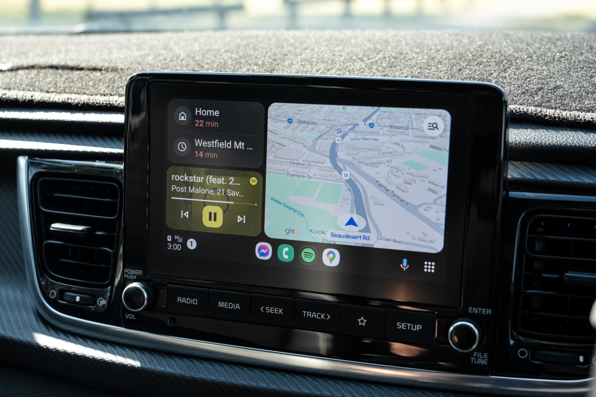 The Benefits of Apple CarPlay & Android Auto banner
