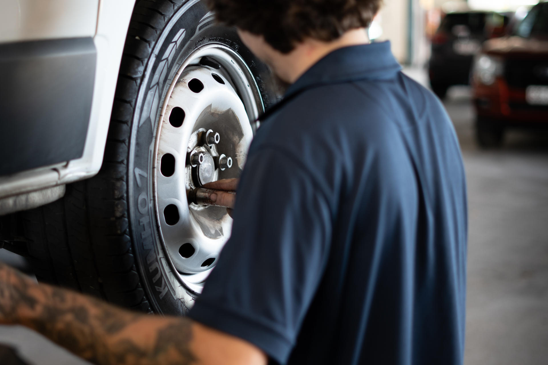 How is it possible to service your car at Big Box Cars? banner