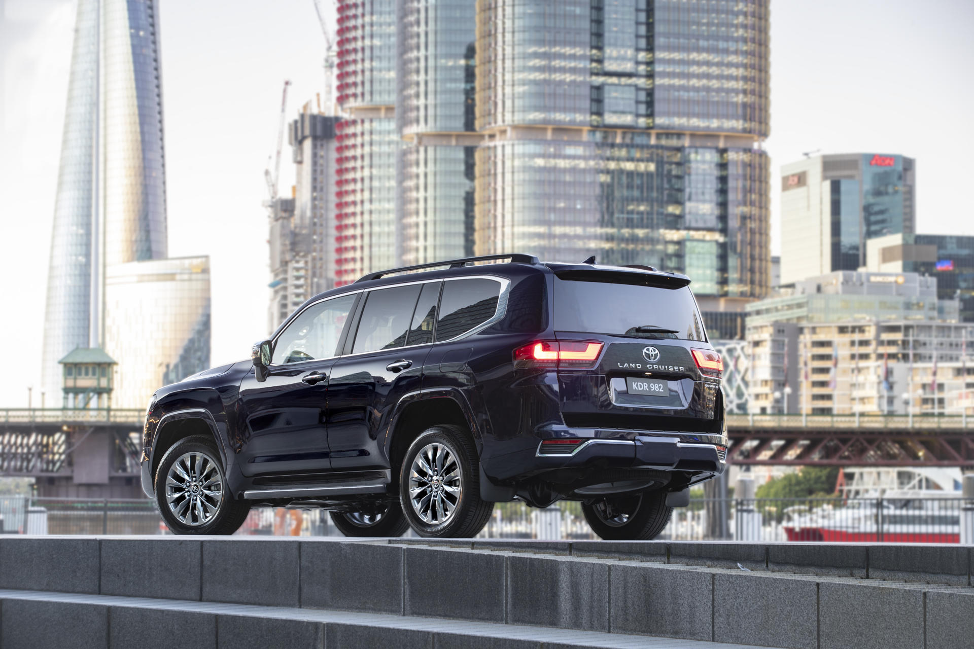 TOYOTA LANDCRUISER 300 SERIES TO BENEFIT FROM KEY SAFETY, MULTIMEDIA AND EQUIPMENT UPGRADES banner