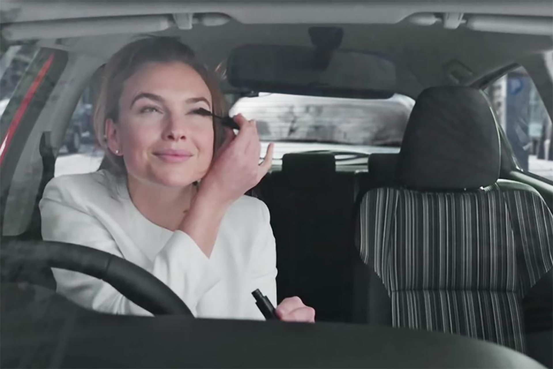 The Risks of Applying Makeup While Driving: A Breakdown of Australian Laws banner