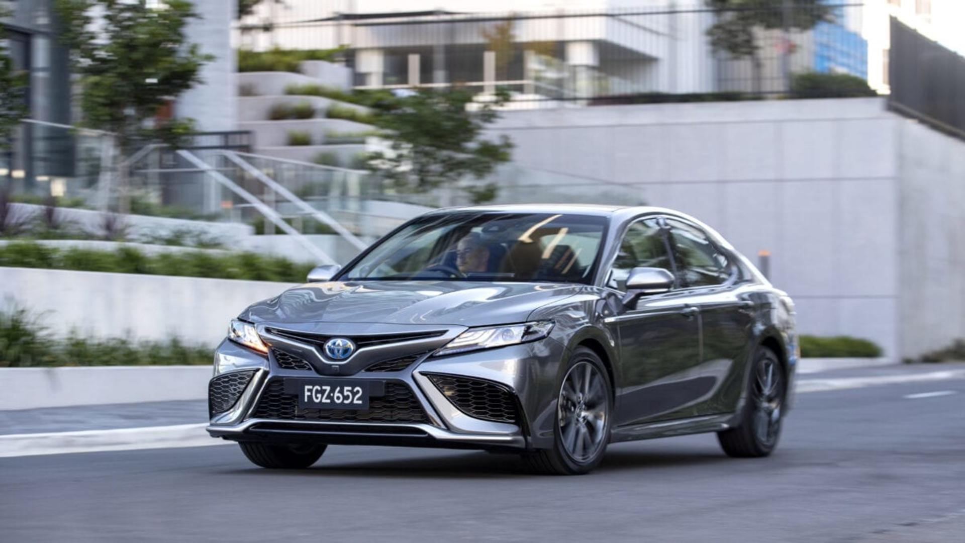 2021 Toyota Camry SL (hybrid).