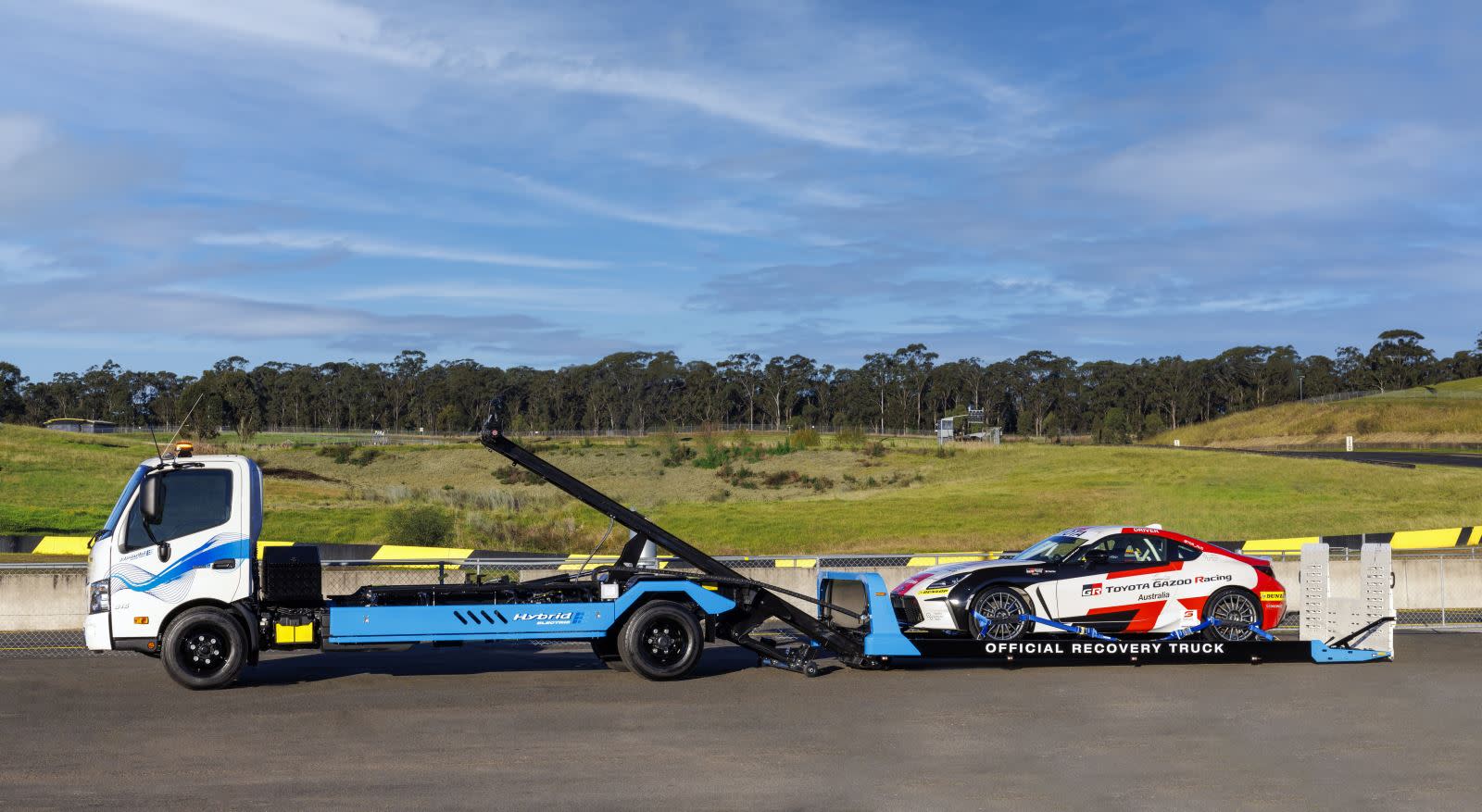 The Hybrid Electric Recovery Vehicle will be fitted with a unique Kyokuto Single Car carrier body with a tilt tray slide that allows the tray to slide off the back of the vehicle and for loading work to be performed at almost any angle down to zero degrees.