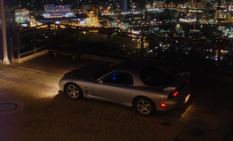 A photo session with the RX-7 against the backdrop of the Nagasaki nightscape. Tourists also took out their cameras to photograph the exquisite car, whose beauty rivaled one of Japan's three most famous night views.