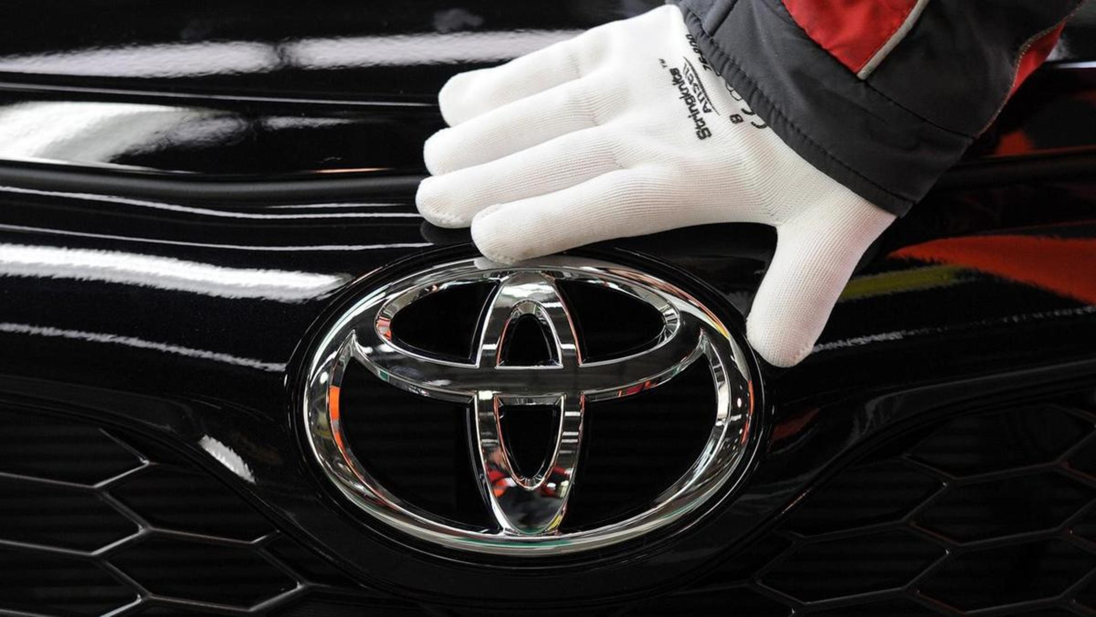 Top Tips for Washing Your Car banner