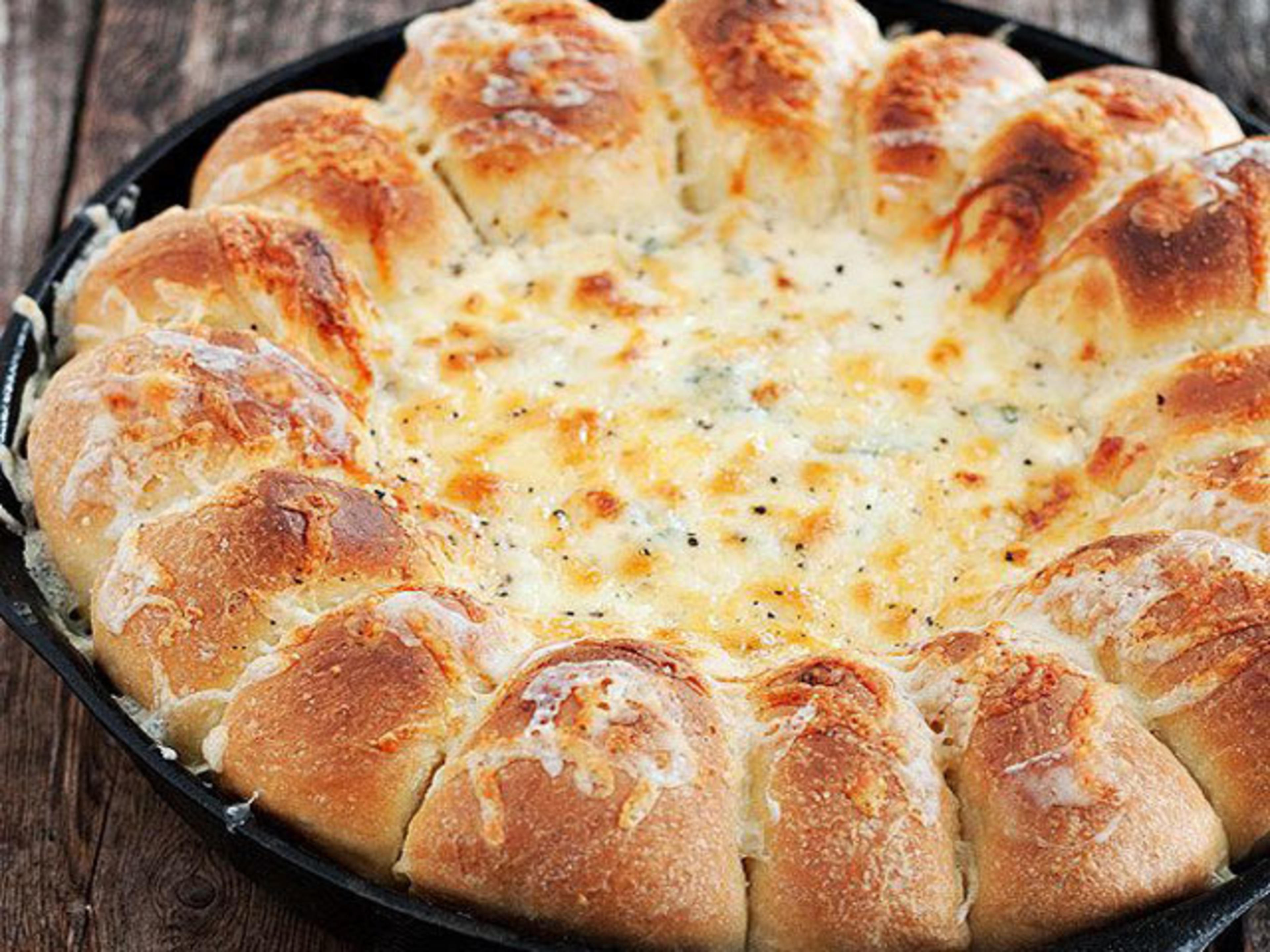 CHEESY SKILLET BREAD WITH ARTICHOKE, SPINACH DIP banner