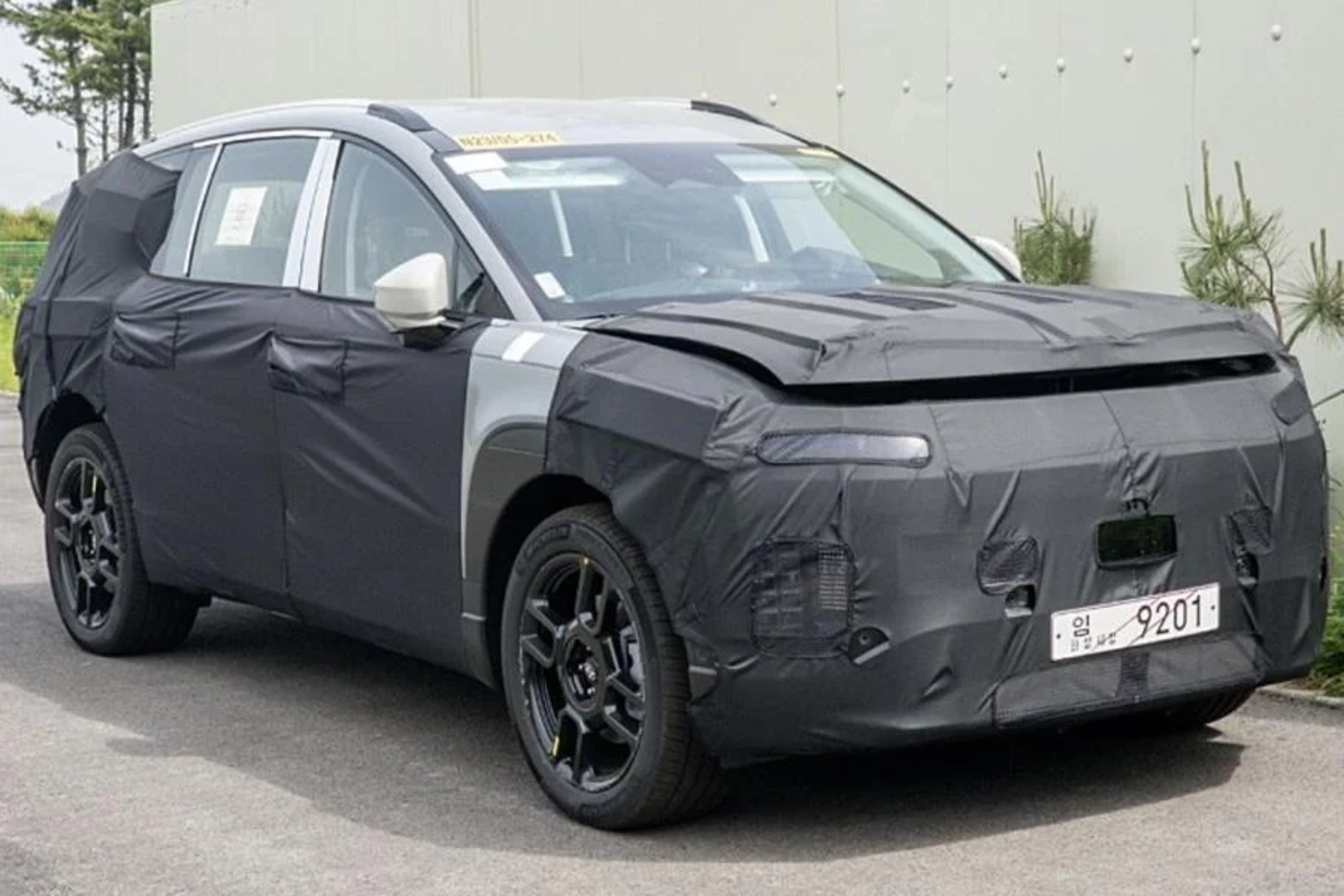 Sneak Peek: Hyundai Ioniq 7 Electric SUV Breaks Cover with Minimal Camouflage featured image