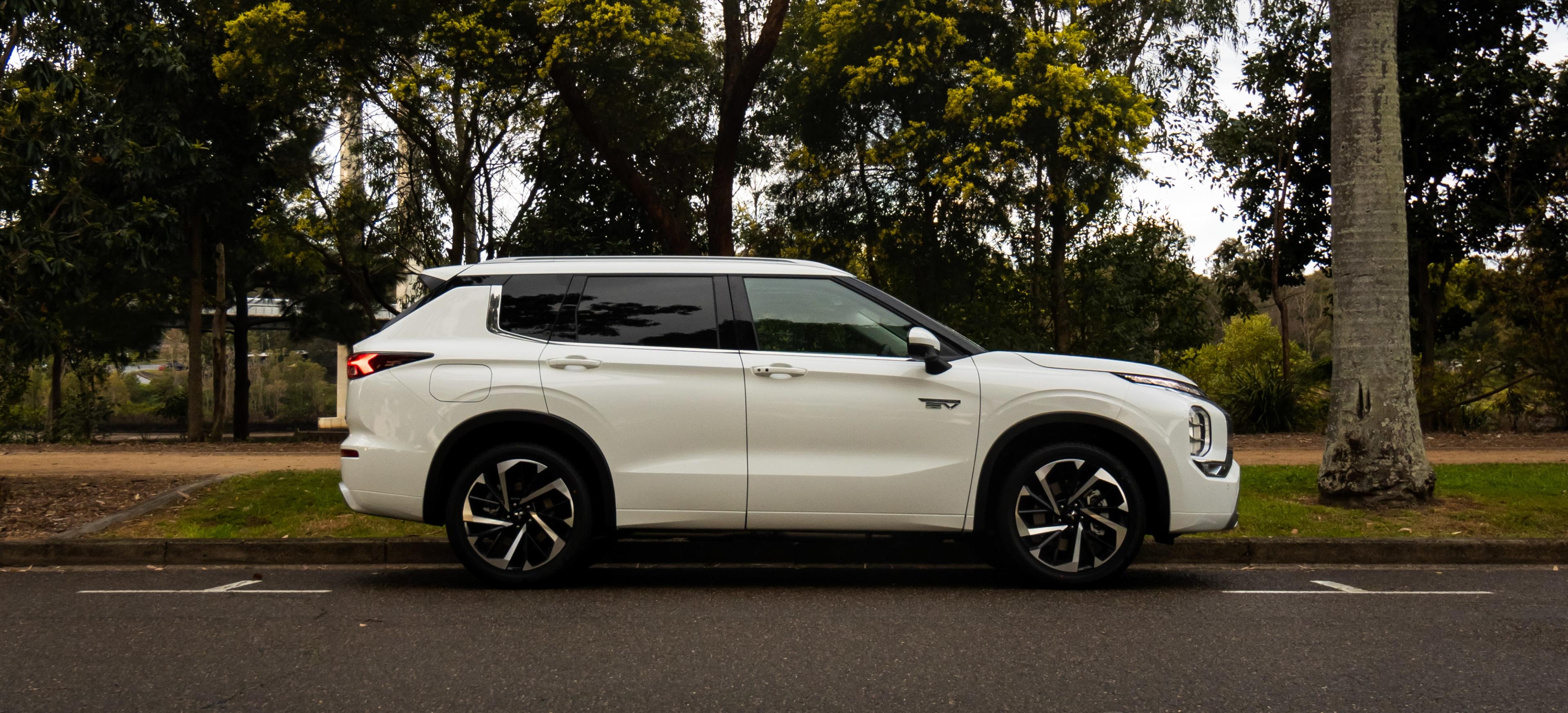 Review: 2022 Mitsubishi Outlander Plug-In Hybrid EV banner