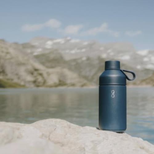 Lifestyle picture of 750ml Vacuum Insulated Ocean Bottle