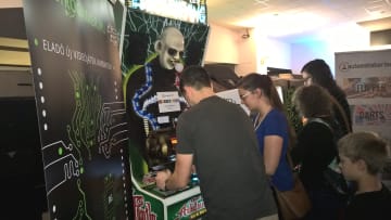 arcadia_játéktermi_nosztalgia_kiállítás_játékosok_elektromos_játék 633