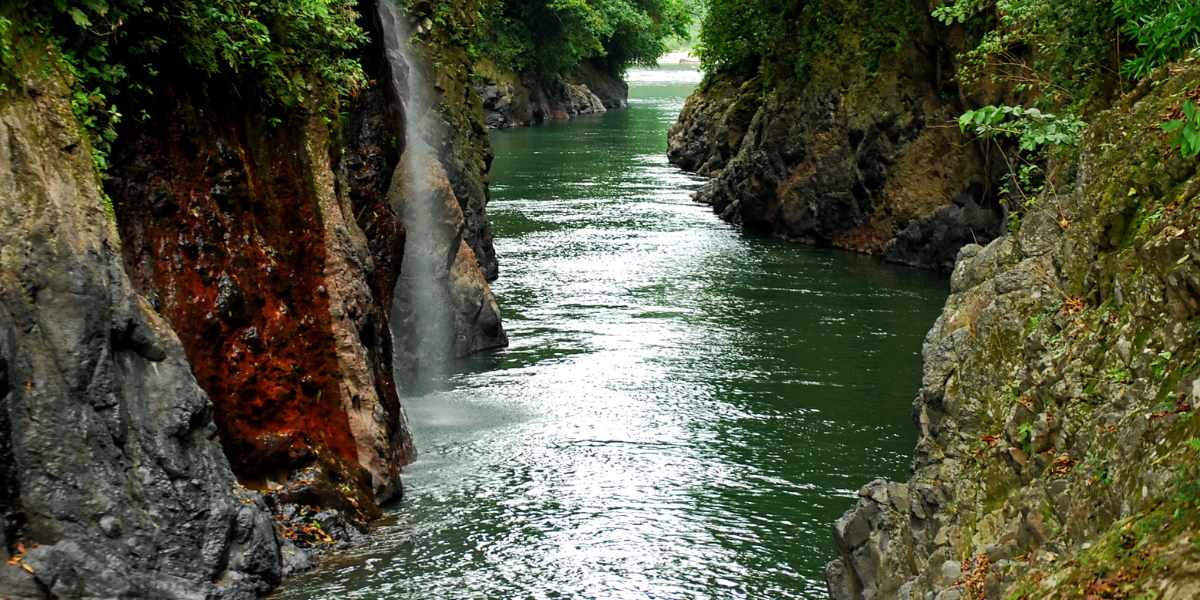 Raft Pacuare River in the Lower Pacuare Gorge