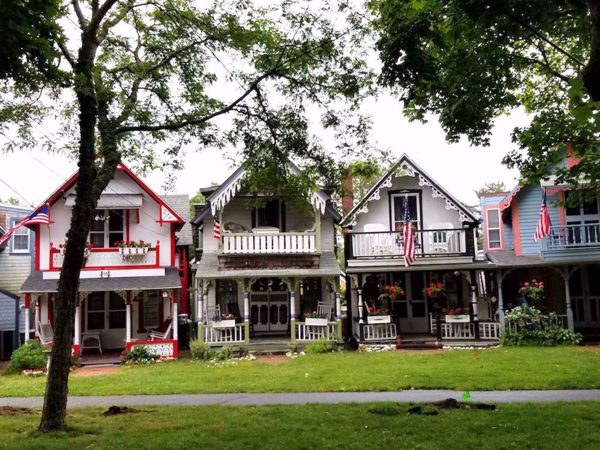 Cape Cod & Martha’s Vineyard Bike Tour Edgartown Houses