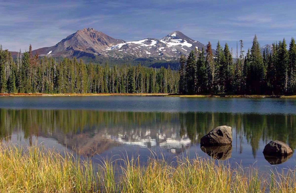 Crater Lake & Scenic Bikeways Bike Tour Mountain view at by a pond