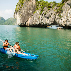 Halong Bucht Kreuzfahrten mit «Bhaya Premium» ab Hanoi: activities: Kayaking