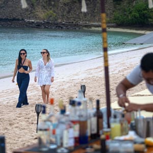 Raja Ampat mit Stil – Kreuzfahrt durch das unberührte Inselparadies ab Sorong: Aqua Blu | Beach Sundowner