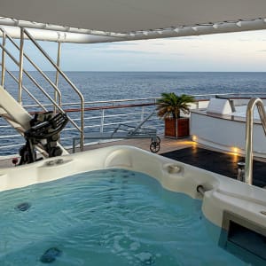 Kreuzfahrt ins Reich der Drachen (Flores - Bali) ab Labuan Bajo: Aqua Blu | Jacuzzi & Outdoor Gym