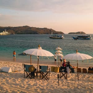 Raja Ampat mit Stil – Kreuzfahrt durch das unberührte Inselparadies ab Sorong: Aqua Blu | Sundowner in Raja Ampat