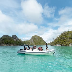 Raja Ampat mit Stil – Kreuzfahrt durch das unberührte Inselparadies ab Sorong: Aqua Blu | Tender boat tour