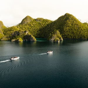 Raja Ampat mit Stil – Kreuzfahrt durch das unberührte Inselparadies ab Sorong: Aqua Blu | Tender boat tour