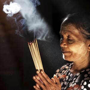 Au pays des temples et des pagodes de Mandalay: Bagan: Praying with incense sticks