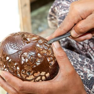 Kunst und Handwerk in Ubud: Bali coconut carving