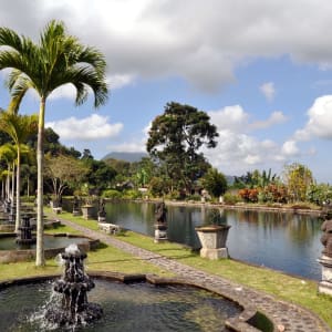 Le Mont Seraya dans l'est inconnu à Sud de Bali: Bali Tirta Gangga Imperial swimming baths