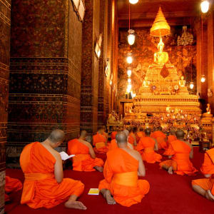 River of Kings à Bangkok: Bangkok: Buddha image and monks in Wat Pho Temple
