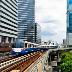 River of Kings à Bangkok: Bangkok: sky train with building