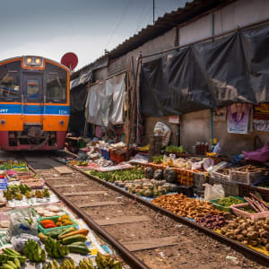 Railway Market & Marché flottant Damnoen Saduak à Bangkok: Bangkok the famous railway markets at Maeklong