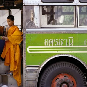 Bangkok auf eigene Faust / Ganztags mit Aussenbezirken: Bangkok young monk in a bus