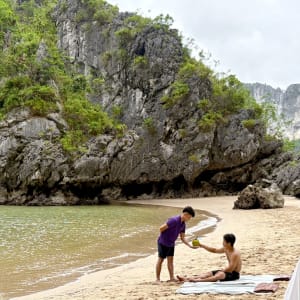 Croisière dans la baie de Bai Tu Long avec « Violet » de Hanoi: Bar service on a hidden beach