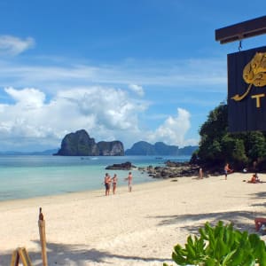 Thanya Resort in Ko Ngai:  Beach