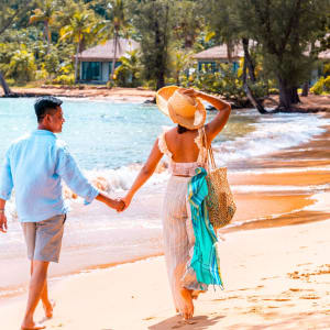 JATI Koh Russey:  couple walking at the beach