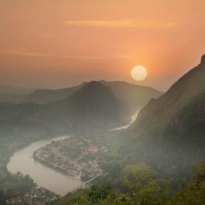 Les beautés naturelles du nord du Laos avec Trekking de Luang Prabang: exterior: beach: Beautiful sunset at mountain in Nong Khiaw