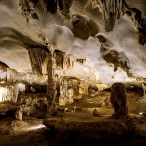 Croisière dans la baie de Bai Tu Long avec « Violet » de Hanoi: Cave visit at Bai Tu Long Bay