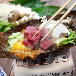 Contrastes du Japon de Tokyo: Charcoal grilled Hida beef on Hoba miso