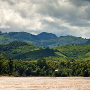 Naturschönheiten Nordlaos' ab Luang Prabang: Countryside around Nam Ou river in Laos