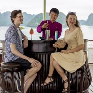 Croisière dans la baie de Bai Tu Long avec « Violet » de Hanoi: Couple enjoying a drink with view