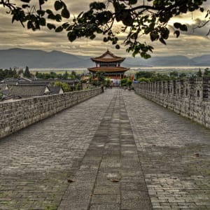 Circuit spectaculaire du Yunnan au Tibet de Kunming: Dali on top of the old city wall