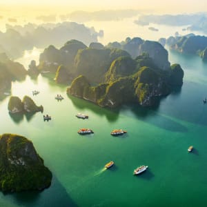 Vietnam für Geniesser ab Hanoi: exterior: beach: Dreamy sunset landscape Halong Bay