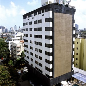 Fariyas à Mumbai:  Building Exterior