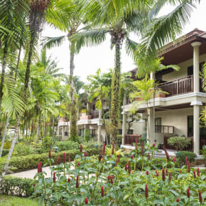 Khao Lak Bayfront Resort:  garden