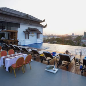 Yadanarpon Dynasty à Mandalay:  Hotel from outside