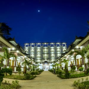 Yadanarpon Dynasty à Mandalay:  Hotel Front View