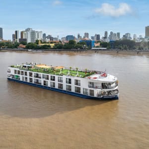 Avec la « Mekong Discovery » dans le delta du Mékong de Siem Reap: exterior: RV Mekong Discovery on the river
