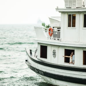 Croisières dans la baie de Halong avec «Bhaya Premium» de Hanoi: exterior: Ship 