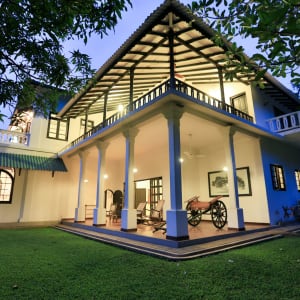 Horathapola Coconut Estate in Yakvila:  side view of the house at night