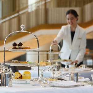 The Peninsula Beijing in Peking:  Afternoon Tea in The Lobby