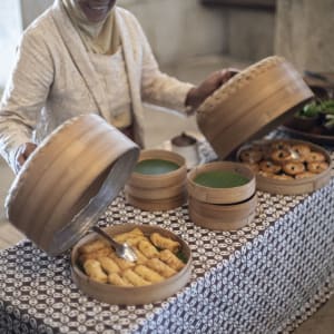 Amanjiwo à Yogyakarta:  Afternoon tea with locals 