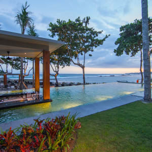 Candi Beach Resort & Spa in Ostbali:  Basil Restaurant & Pool Bar